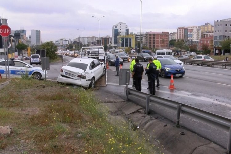 İstanbul Maltepe'de ambulans ile otomobil &ccedil;arpıştı: &Ccedil;ok sayıda yaralı var