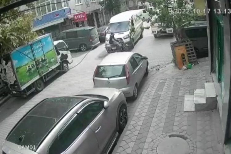 Minib&uuml;s&uuml;n motosikletli s&uuml;r&uuml;c&uuml;ye &ccedil;arptı, yaralı yerine otomobilini kontrol etti