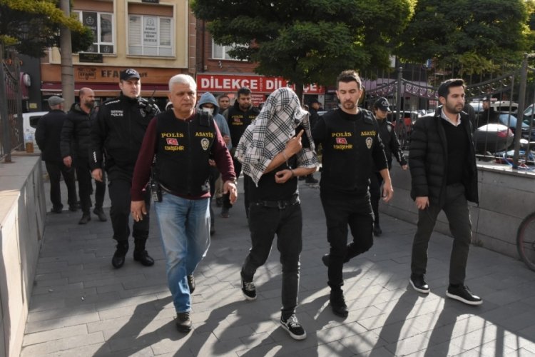 3 ilde ger&ccedil;ekleştirilen fuhuş operasyonunda g&ouml;zaltına alınan 12 ş&uuml;pheli adliyede