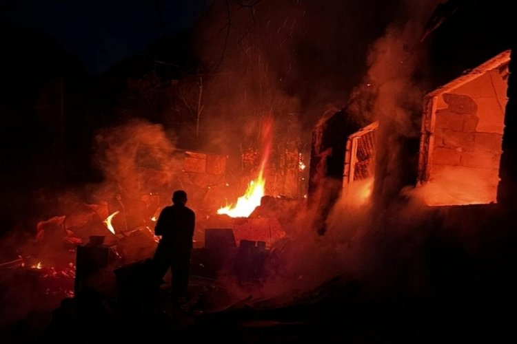 Artvin'de &ccedil;ıkan yangın 3 evi k&uuml;le &ccedil;evirdi
