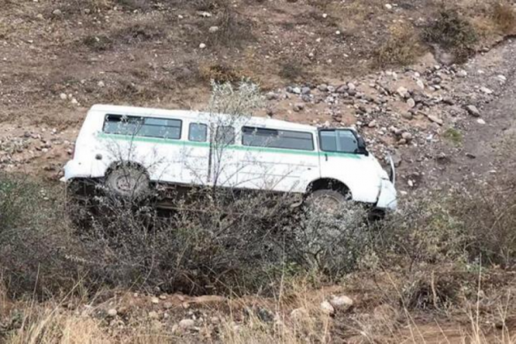&Ccedil;orum'da &ouml;ğrenci servisi dere yatağına devrildi: Yaralılar var