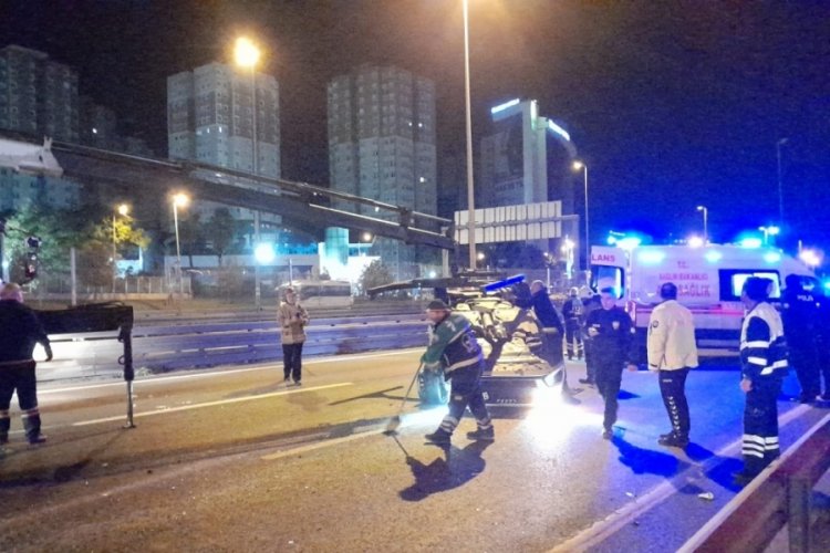 İstanbul'da 2 ara&ccedil; &ccedil;arpıştı: 2 yaralı