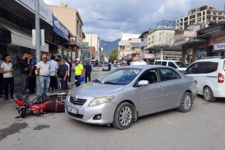 Otomobil ile &ccedil;arpışan motosikletin s&uuml;r&uuml;c&uuml;s&uuml; yaralandı