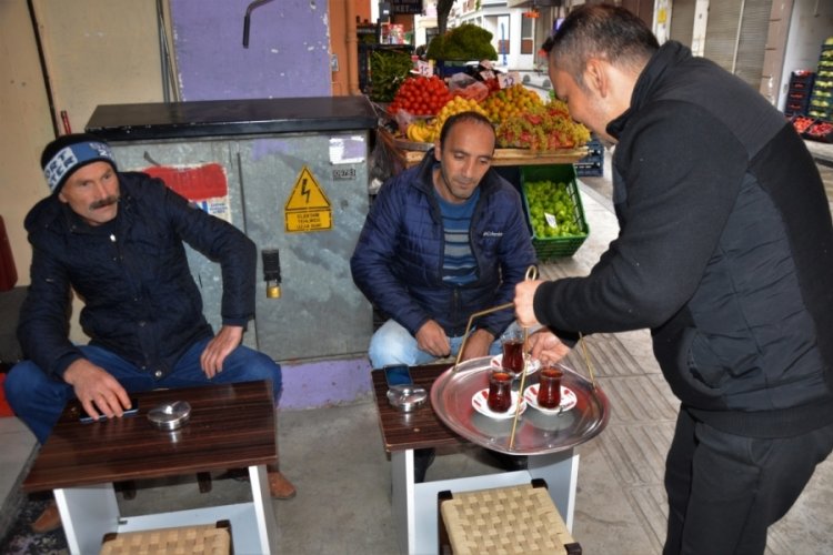 Ordu'da &ccedil;ay servislerini hızlı olsun diye bisikletle yapıyor