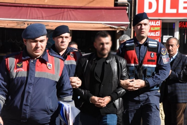 Eskişehir'de akrabasının otomobilin &ouml;n&uuml;n&uuml; kesip, rastgele ateş etti