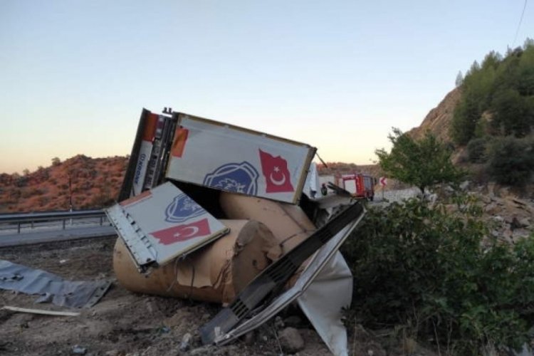 Uşak'ta devrilen tırdaki s&uuml;r&uuml;c&uuml; yaralandı