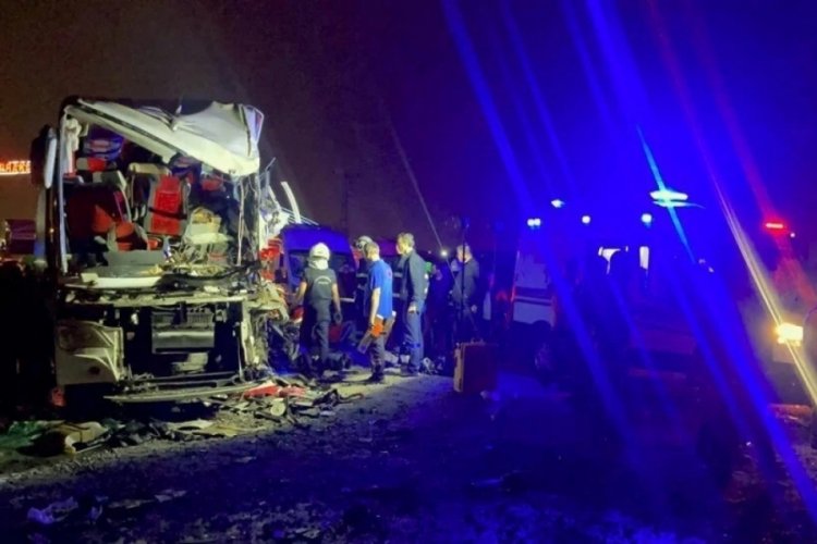 Batman'da otob&uuml;s ile TIR &ccedil;arpıştı: &Ouml;l&uuml; ve yaralılar var