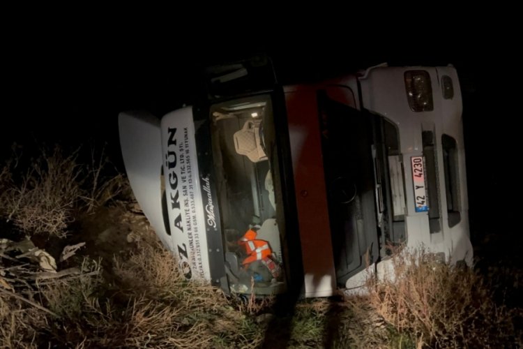 Afyonkarahisar'da kaza yapan tır şof&ouml;r&uuml;n&uuml;n imdadına &ccedil;evredekiler yetişti
