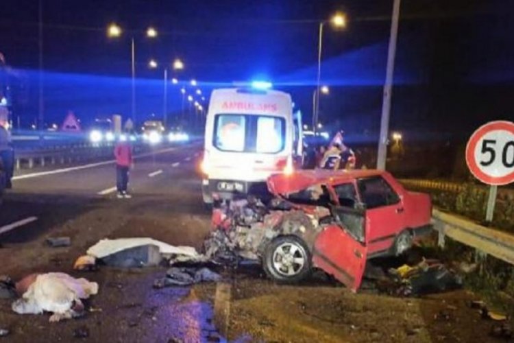 &Ccedil;ankırı'da otomobil bariyere &ccedil;arptı: 2 &ouml;l&uuml;, 3 yaralı