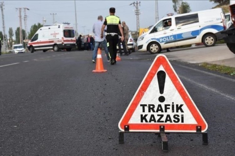 Bursa'da otomobil bariyerlere &ccedil;arptı