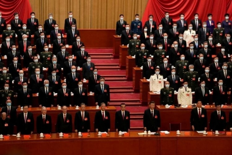 &Ccedil;in Kom&uuml;nist Parti Kongresi'ne bu g&ouml;r&uuml;nt&uuml;ler damga vurdu: Zorla salondan &ccedil;ıkarıldı