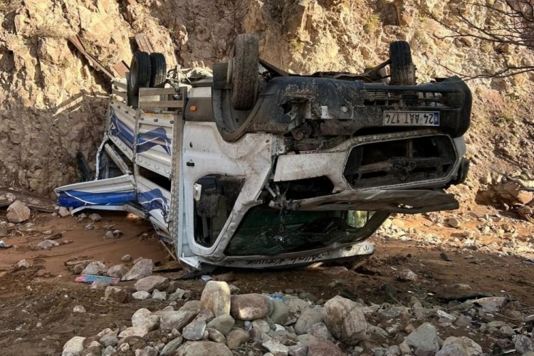 Erzincan İli&ccedil;'te kamyonet şarampole u&ccedil;tu