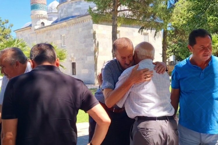Bursa'da 92 yaşındaki emekli &ouml;ğretmen 50 yıl &ouml;nceki &ouml;ğrencileriyle buluştu