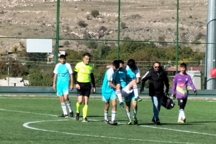 Kayseri'de sahada rahatsızlanan futbolcu &ouml;l&uuml;mden d&ouml;nd&uuml;