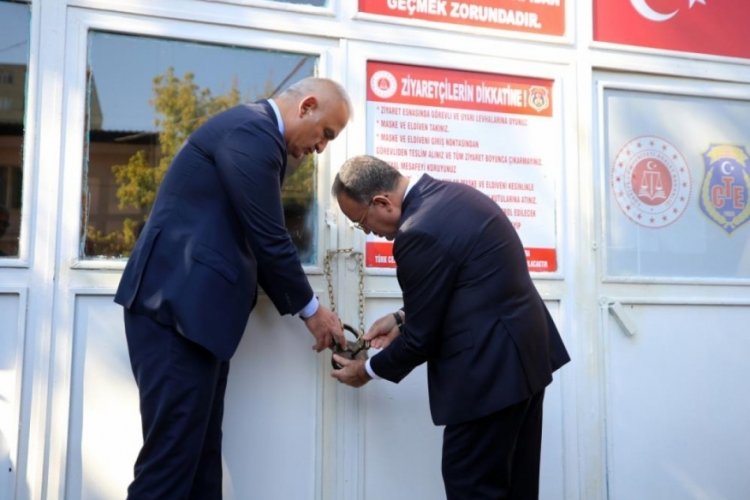Bakan Bozdağ, Diyarbakır Cezaevi'nin anahtarını Bakan Ersoy'a teslim etti
