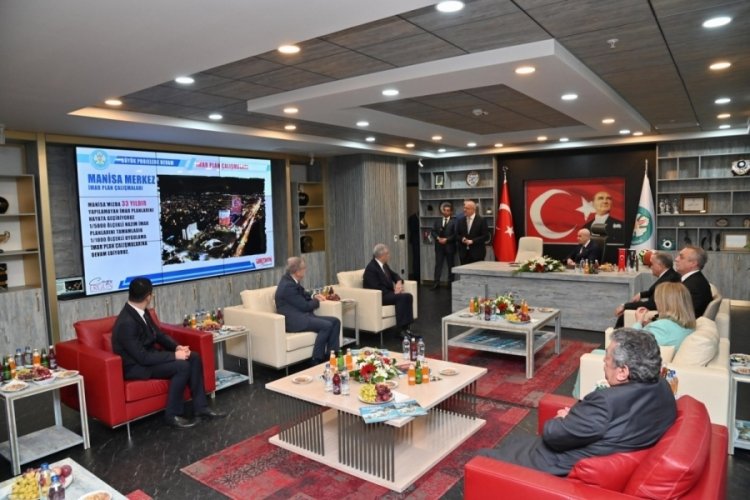 Devlet Bah&ccedil;eli miting sonrası Manisa B&uuml;y&uuml;kşehir Belediyesini ziyaret etti