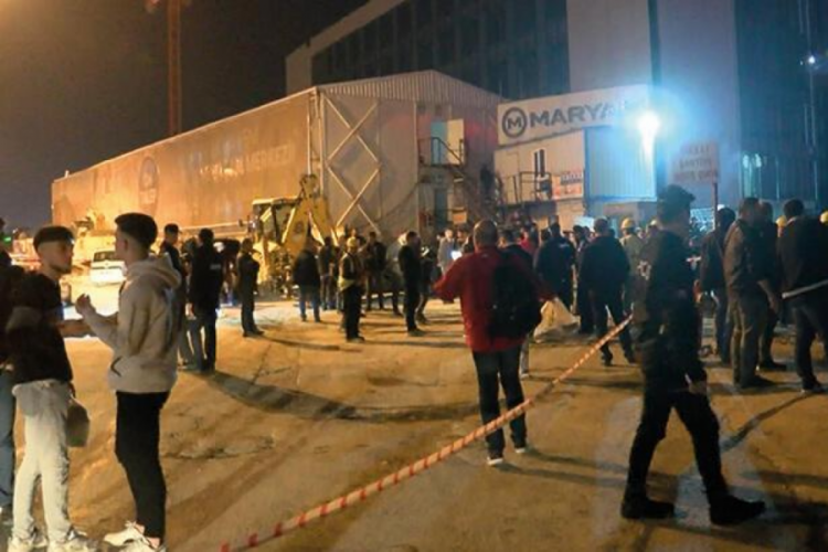 İstanbul'da duvarında &ccedil;atlaklar oluşan &uuml;niversite binası boşaltıldı