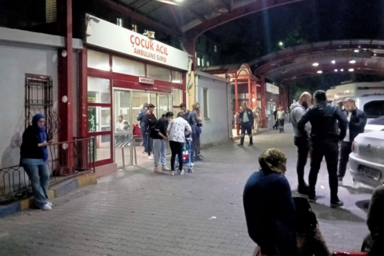 İzmir'de gen&ccedil;ler arasında bı&ccedil;aklı kavga: 1 &ouml;l&uuml;