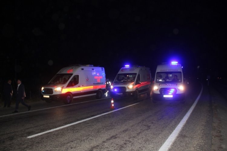 Manisa'da direksiyon hakimiyetini kaybeden ara&ccedil; devrildi: 7 yaralı