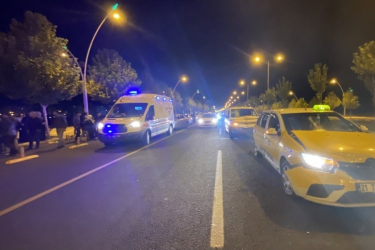 Diyarbakır'da 3 ara&ccedil; &ccedil;apıştı: 5 kişi yaralandı
