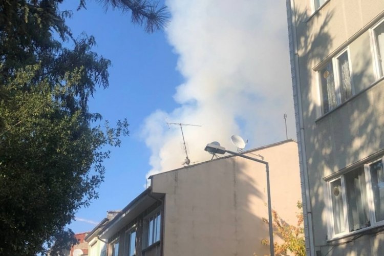 Bursa'da 4 katlı binanın &ccedil;atısında yangın