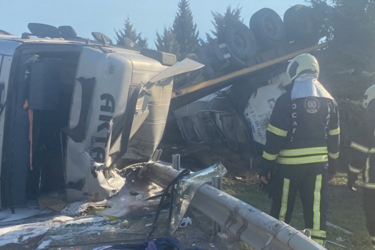 Kocaeli'de kimyasal madde y&uuml;kl&uuml; tanker devrildi