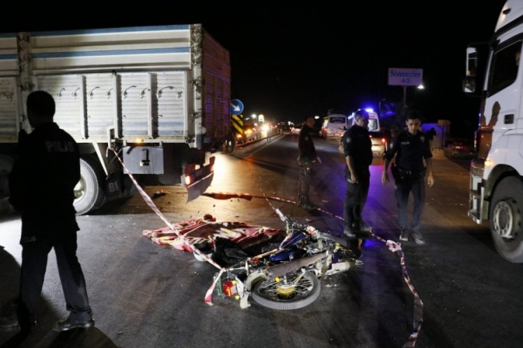 Adana'da motosiklet kamyonla &ccedil;arpıştı: 1 &ouml;l&uuml;, 1 yaralı