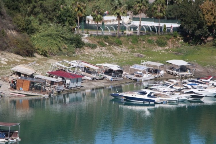 Adana'da Seyhan Nehri, y&uuml;zen barakalardan temizlendi