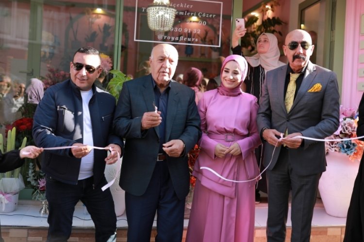 Roya Fleurs mağazasının renkli a&ccedil;ılışı