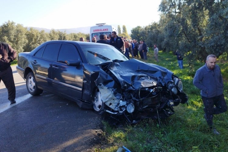 Bursa'da trakt&ouml;r ile otomobil &ccedil;arpıştı: 3 yaralı