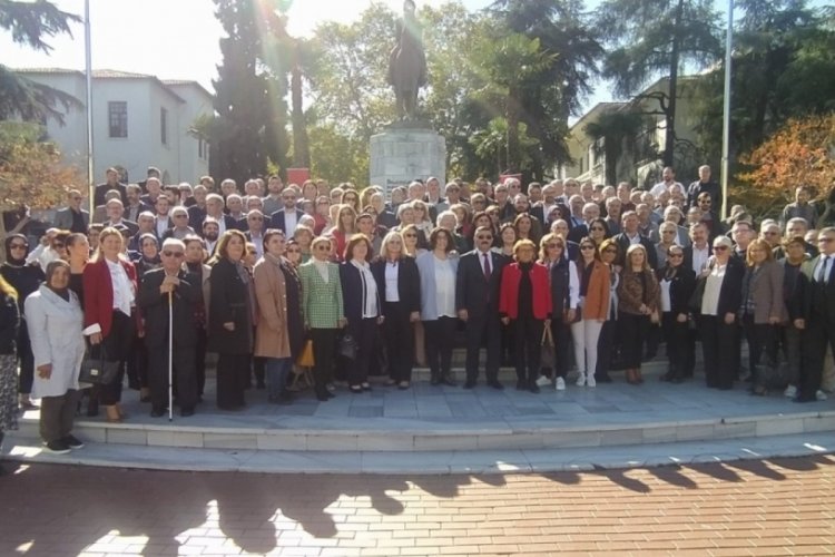 İYİ Parti Bursa Teşkilatları Atat&uuml;rk Anıtına &ccedil;elenk bıraktı&nbsp;