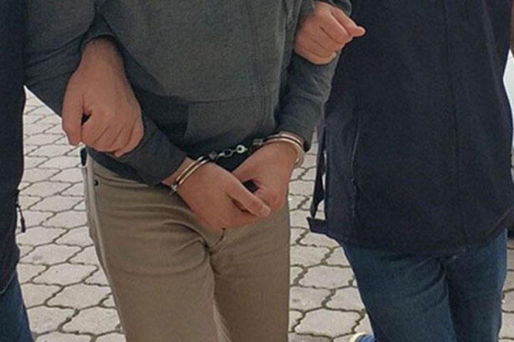 Misafirini eşiyle uyuduğu odada g&ouml;r&uuml;nce &ouml;ld&uuml;rd&uuml;!