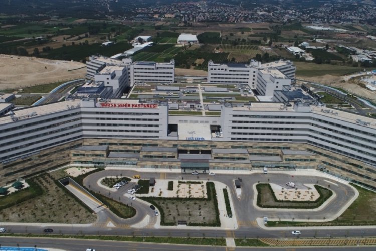 Bursa Şehir Hastanesinde iki hastaya bilin&ccedil;leri a&ccedil;ık şekilde baypas uygulandı