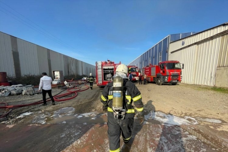 D&uuml;zce'de fabrikada &ccedil;ıkan yangın kontrol altına alındı