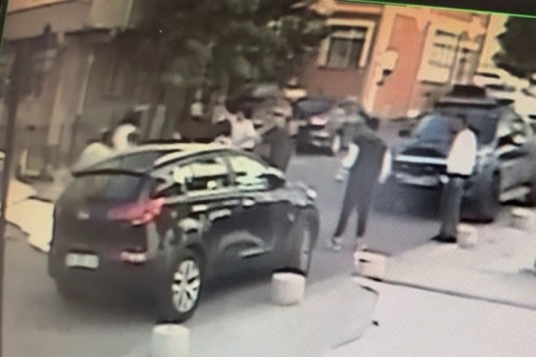 İstanbul'da sokak ortasında bı&ccedil;aklı kavga: 1 &ouml;l&uuml;, 2 yaralı