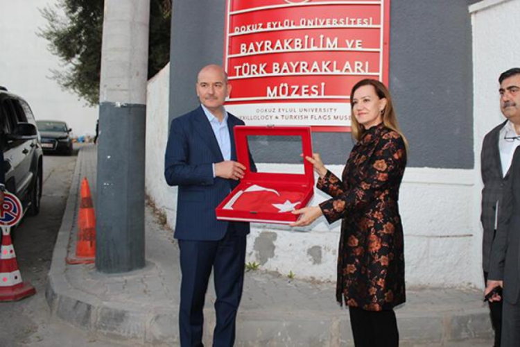 Bakan Soylu, Bayrak Bilim ve T&uuml;rk Bayrakları M&uuml;zesi'ni ziyaret etti