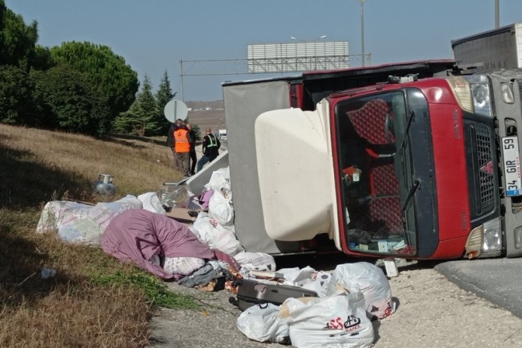 İstanbul Silivri'de panelvanla &ccedil;arpışan kamyonet devrildi