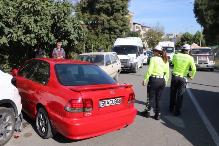 Samsun'da direksiyon hakimiyetini kaybeden s&uuml;r&uuml;c&uuml; karşı şeride daldı