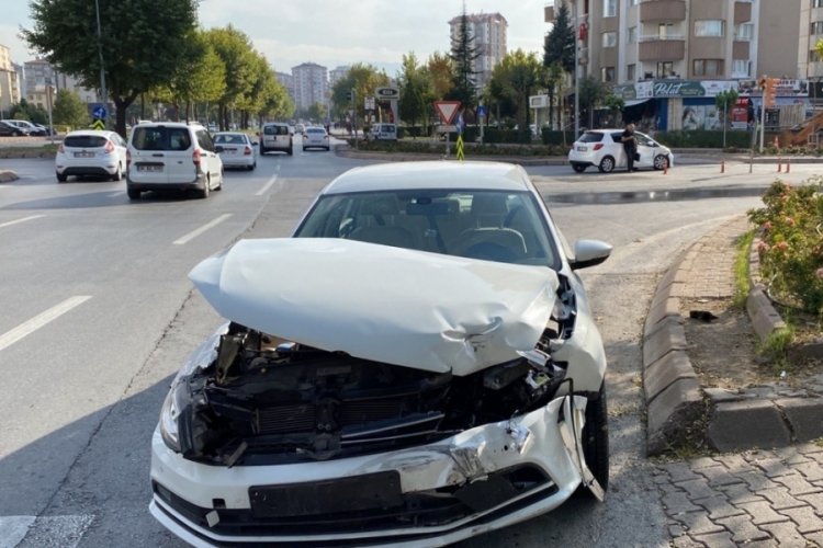 Kayseri'de iki otomobil &ccedil;arpıştı: 2 kişi yaralandı