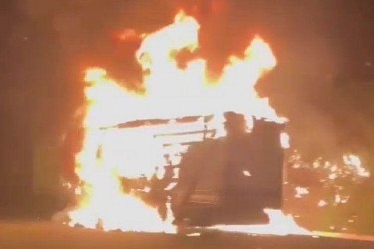 Kuzey Marmara Otoyolu'nda kumaş y&uuml;kl&uuml; tır alev alev yandı