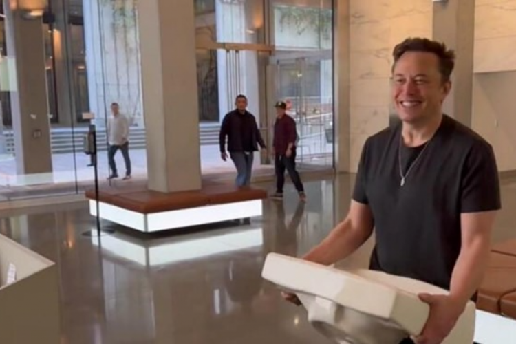 Elon Musk elinde lavaboyla Twitter binasına gitti