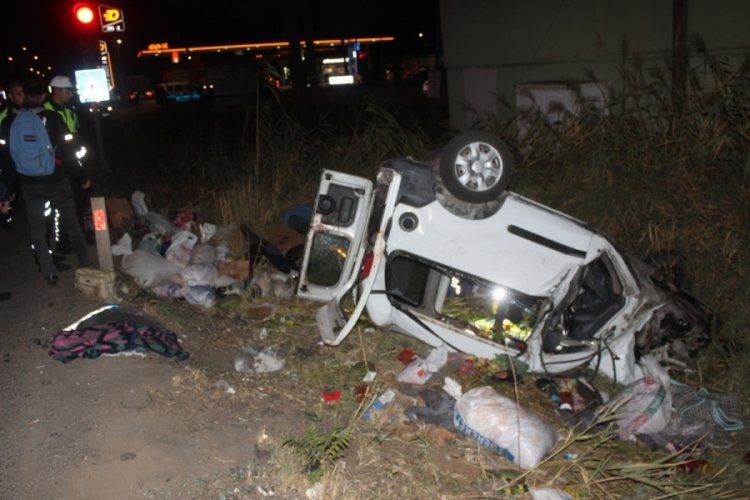 Manisa'da hafif ticari ara&ccedil;, kamyona &ccedil;arparak şarampole devrildi