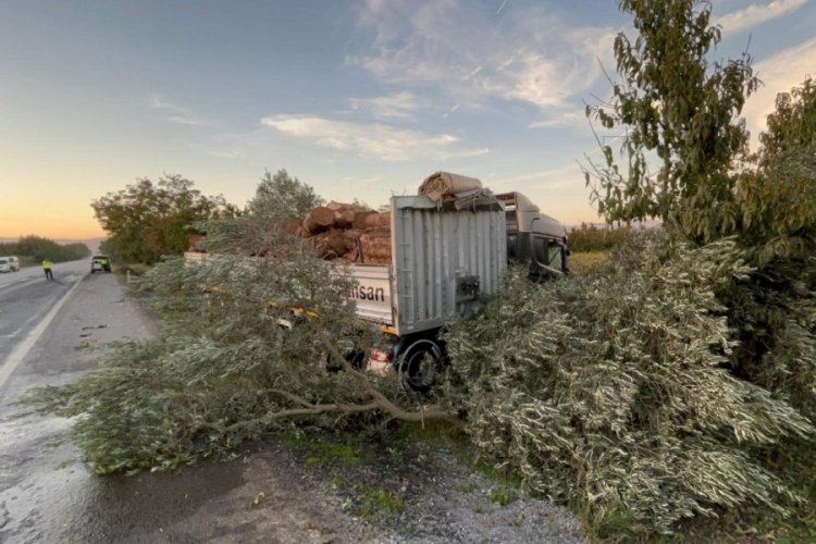 Bursa İznik yolunda TIR ile trakt&ouml;r &ccedil;arpıştı: Yaralılar var