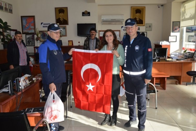 Bursa Orhangazi'de T&uuml;rk bayrağı dağıtıldı