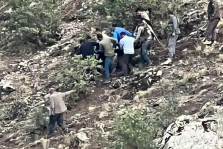 Siirt'te odun keserken u&ccedil;urumdan yuvarlandı!