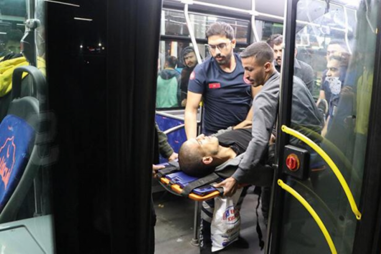 Şanlıurfa'da yaralandığından habersiz otob&uuml;se bindi! Kanlar i&ccedil;erisinde yere yığıldı