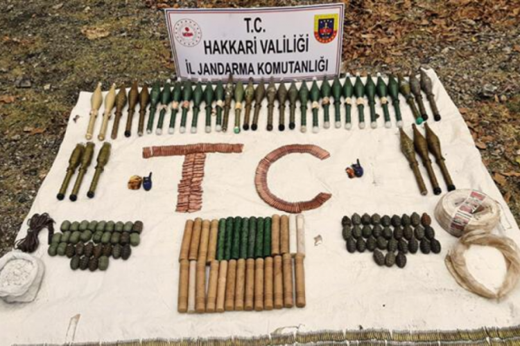 Hakkari'de ter&ouml;ristlere ait silah, m&uuml;himmat ve patlayıcı ele ge&ccedil;irildi