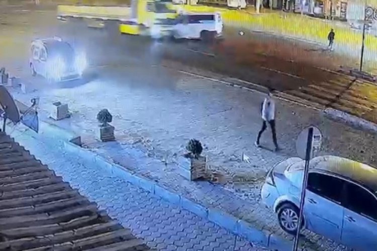 Mardin'de tır ile minib&uuml;s &ccedil;arpıştı, yaya son anda kurtuldu