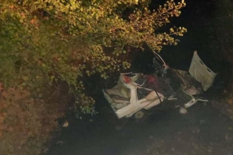 &Ccedil;anakkale'de otomobil dere yatağına u&ccedil;tu: 1 &ouml;l&uuml;, 1 yaralı