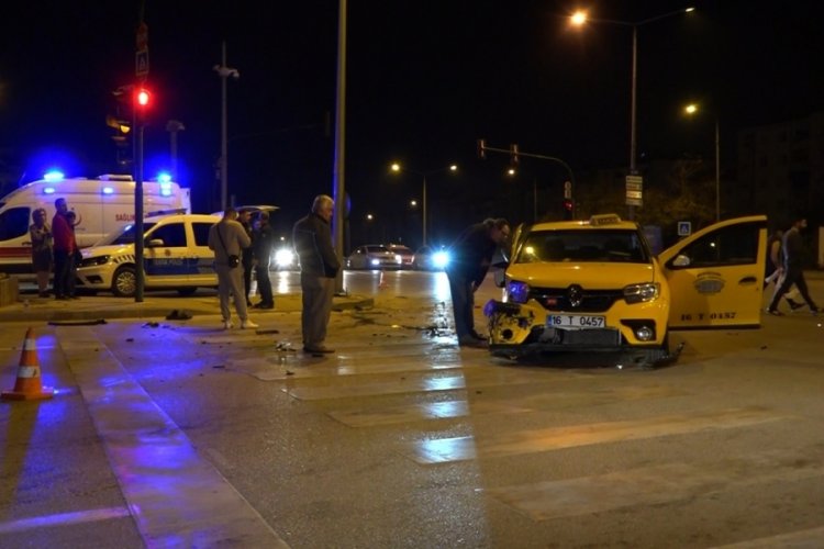 Bursa'da taksi ile otomobil &ccedil;arpıştı: Yaralılar var